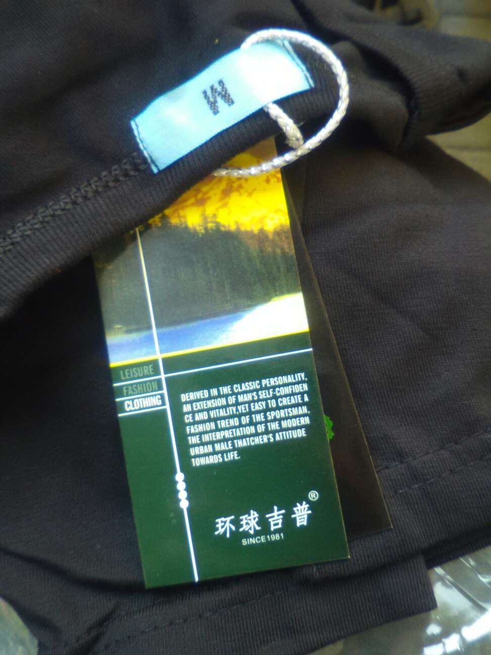 他说很满意,价格合理,穿着很得体大方,用事实说话!