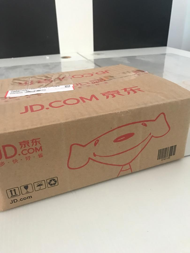 一百个赞!网购这么多年,快递速度简直了,神速!!!衣服的做工很好,车线也很细腻,质量很赞666,面料是纯棉的,手感也很棒,特别适合夏天穿,穿起来很凉快。白色跟蓝色很好看,还是比较中意白色,很百搭!吊牌上有防伪码的,已验证了,是正品!!!