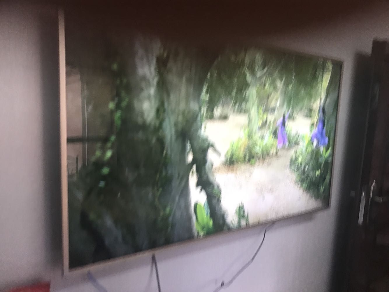 画面非常不错,声音效果非常好,送货速度也非常快,安装也很好,但是好像没有蓝牙功能,挂墙的话接线还是不太方便。不过整体还是很值的,特别是只是看电视看电影的话。