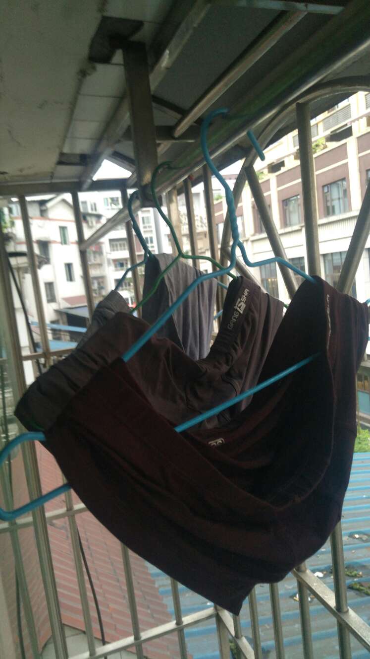 内裤手感很好穿上有种冰凉感觉很舒服,物流很快第二天就收到货了,尺码按照推荐买的我觉得大了一个码,老婆说大点舒心也就不换了,拿回来就洗了不错没有异味一次愉快的购物。
