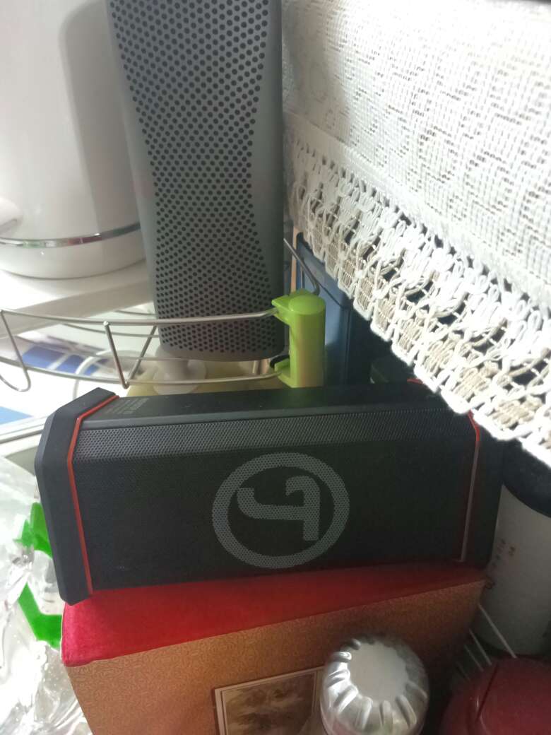 比预想的小一点儿 做工非常好 有点重 手感不错音质挺好的 高音低音都会很到位 声音不是很大 不过户外模式声音很大电池特别耐用 十几个小时都没问题 推荐购买 与燕飞利仕这款有的比