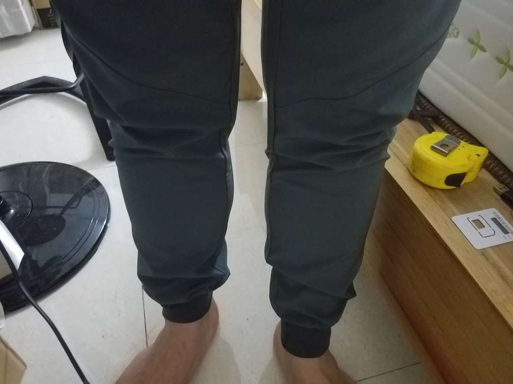 赶紧穿上啦。很舒服,体感很好。超级薄。买的比自己身高高10厘米的,穿上正好。