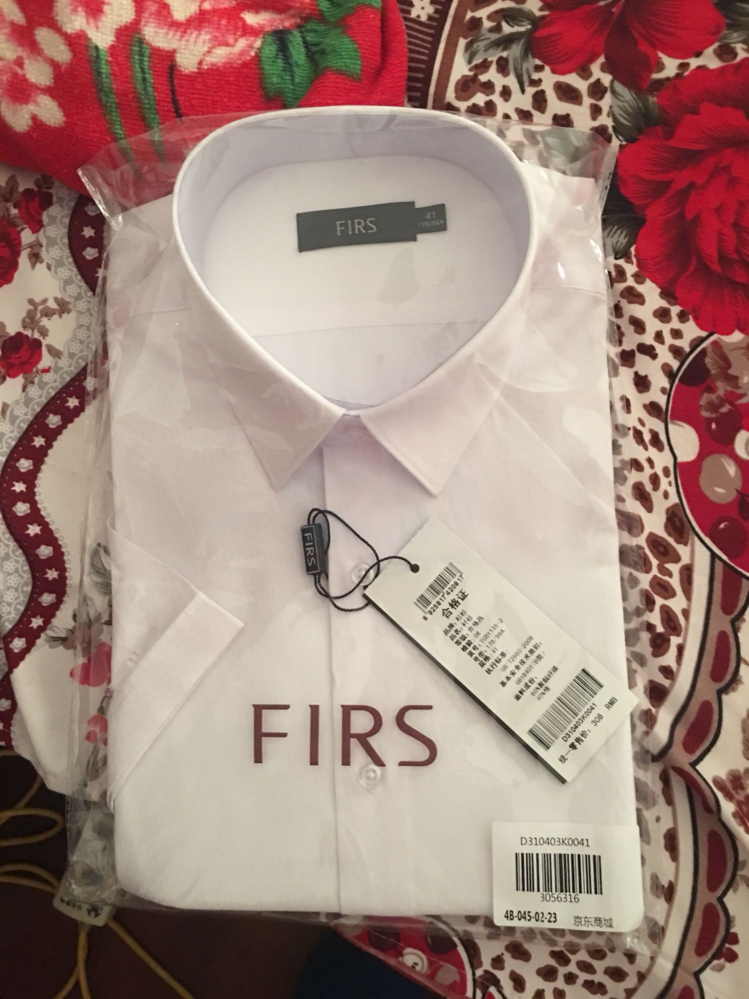 衣服不错,之前买过一件粉红色的,所以又买了一件