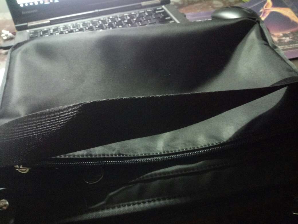 口袋多,一张a4纸大小。使用方便,拉链质量不错。物流速度没得说,就是价格有点贵,且波动较大。