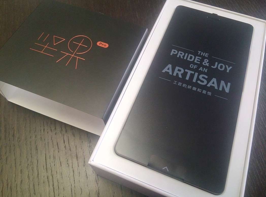对于一个掌机迷来说,任天堂的红白机系列是最经典的,是我们的青春和童年。贴上了红白机的手感膜之后明显感觉到手感有了改善,唯一美中不足的就是下半部分的金属没有包裹,所以整体性上有一些不足。但正如老罗说的,颜值是加分项。希望之后会出更多系列的情怀背壳,一如既往支持锤子科技。