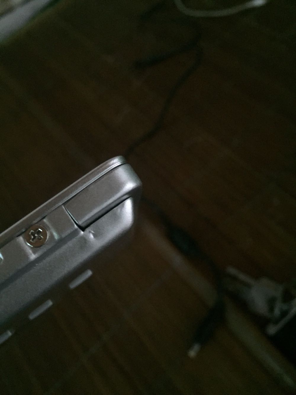 嗯显示屏一般般,显示屏上面造工有点粗糙。这样的质量,我只能给三星。