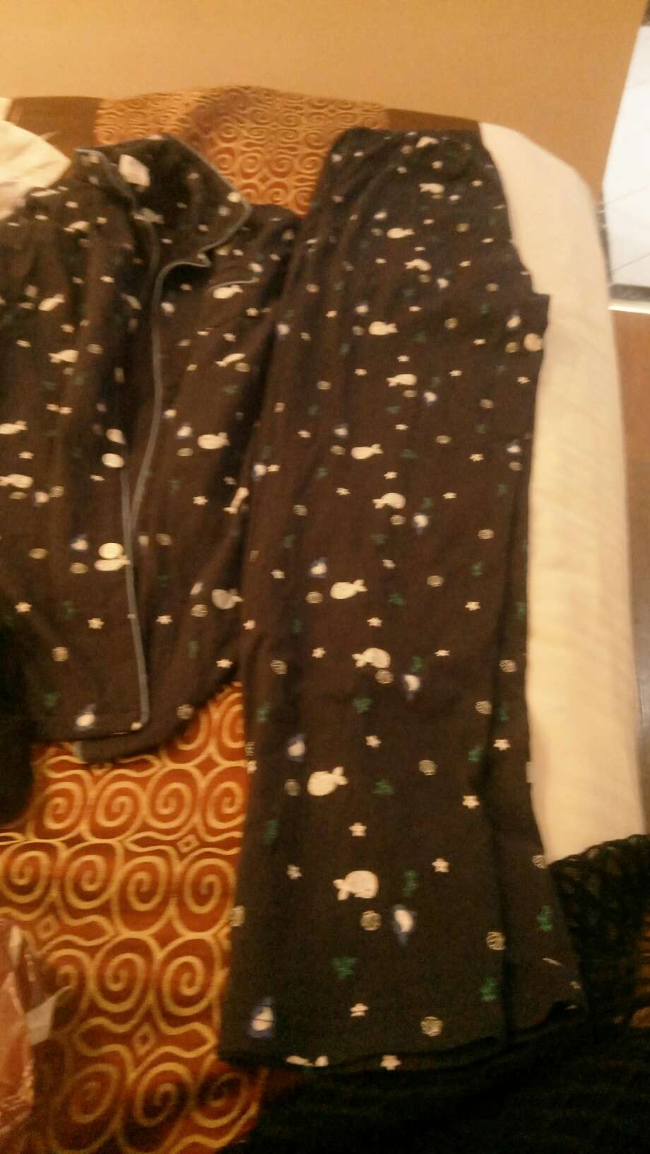 还是挺柔软的,摸上去比较舒服,不厚,空调房穿正好,质感稍微差了点,总体来说还是很满意的,红豆不错,以后会经常买这个牌子的。