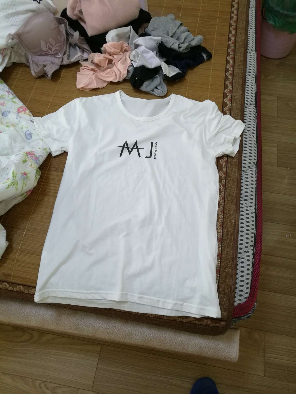 清仓的衣服,质量也不错啊,就差白送了。