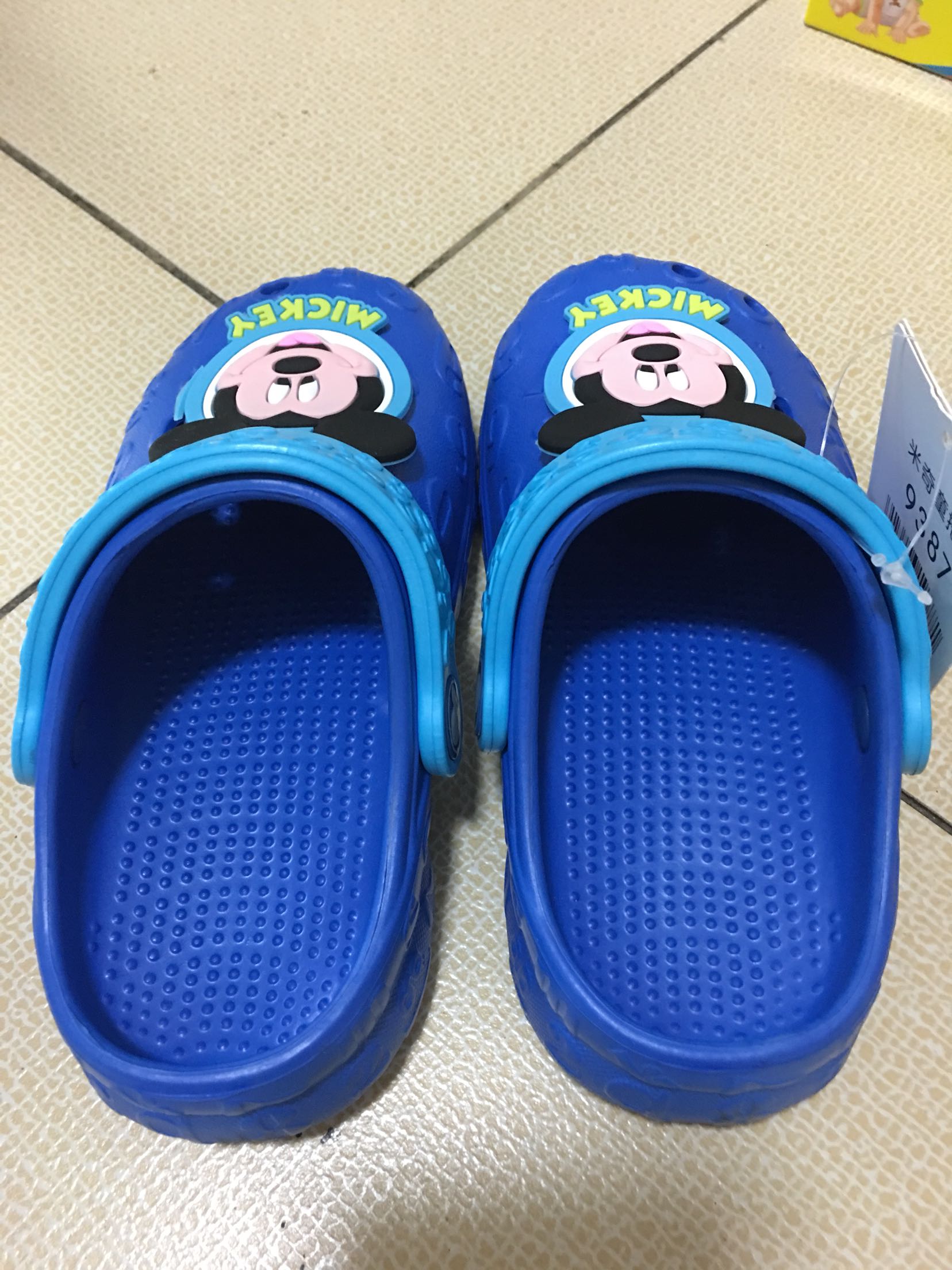 鞋子底有点儿硬,活动价买还能接受