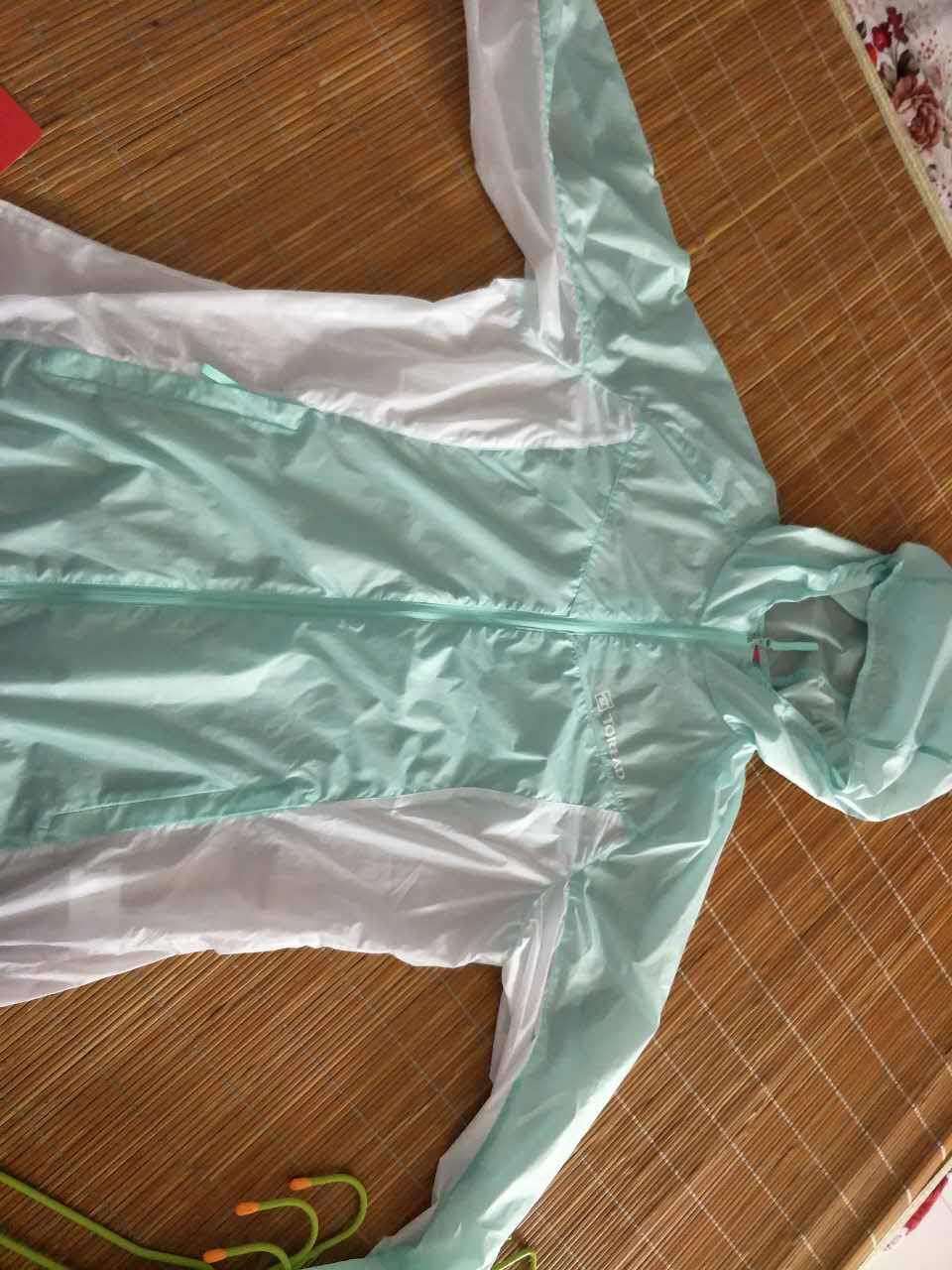 颜色很漂亮 不过没有防晒值也没有收纳包 包装简单不是很满意 旗舰店有送户外背包