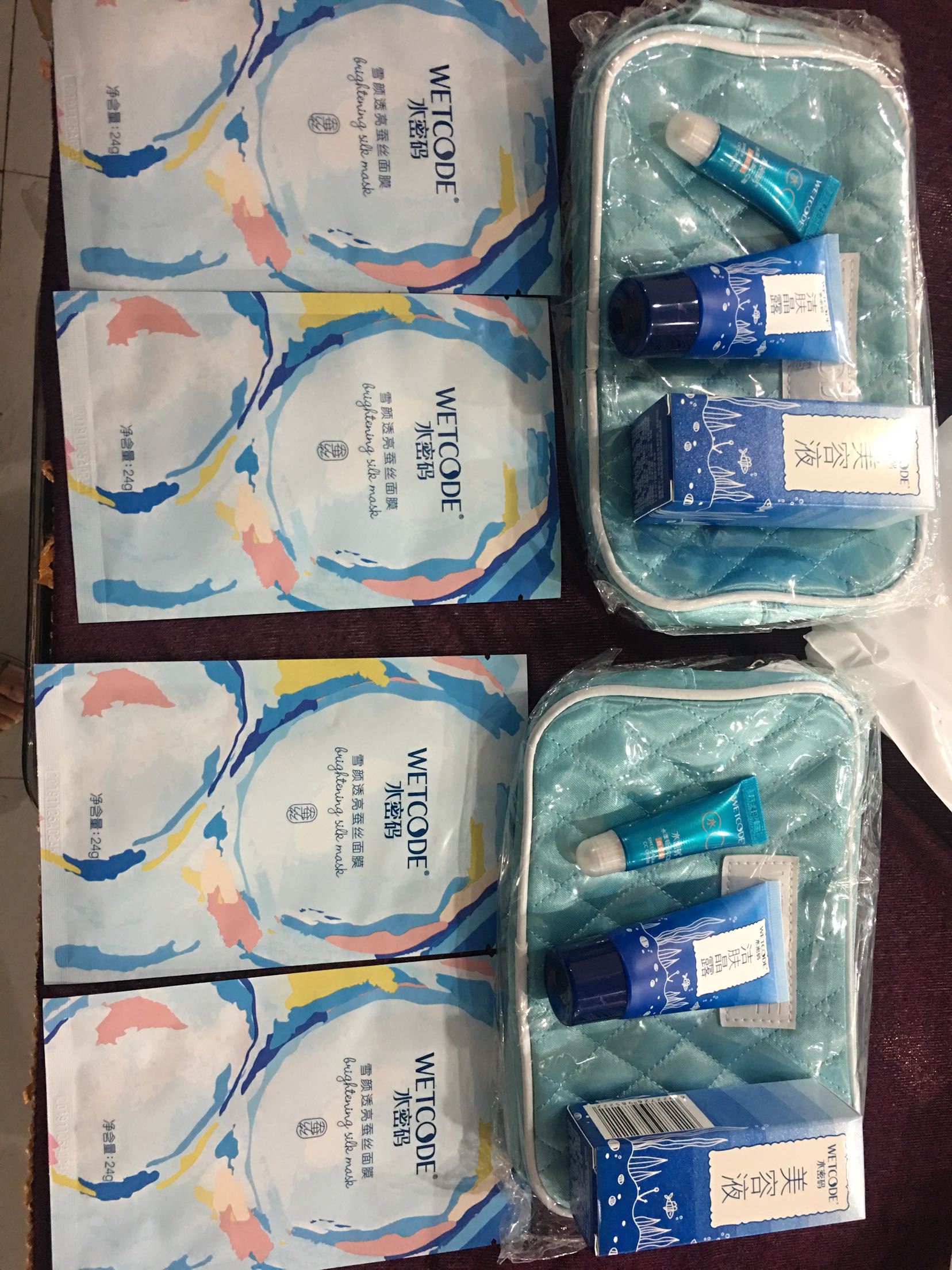 美容液50ml,洁面乳30ml,CC霜5g。两张面膜,一个化妆包,还不错,没用,看上去不错!