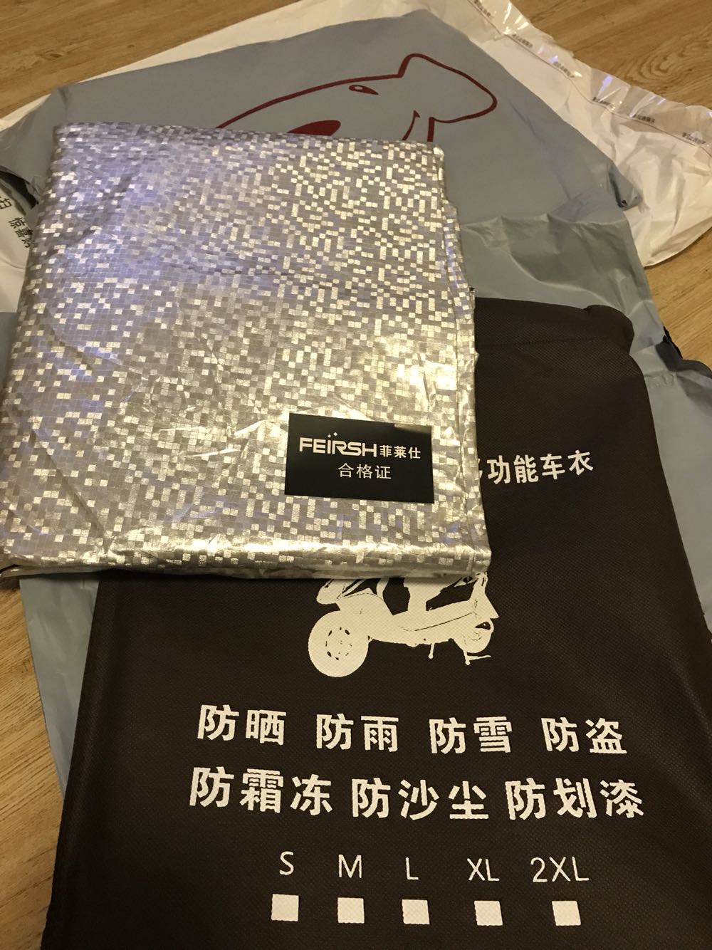 包装的很好,质量还可以,比较厚实,应该不是轻易容易划破的。和车正好合适,再大点的电动车就嫌小不够用了。