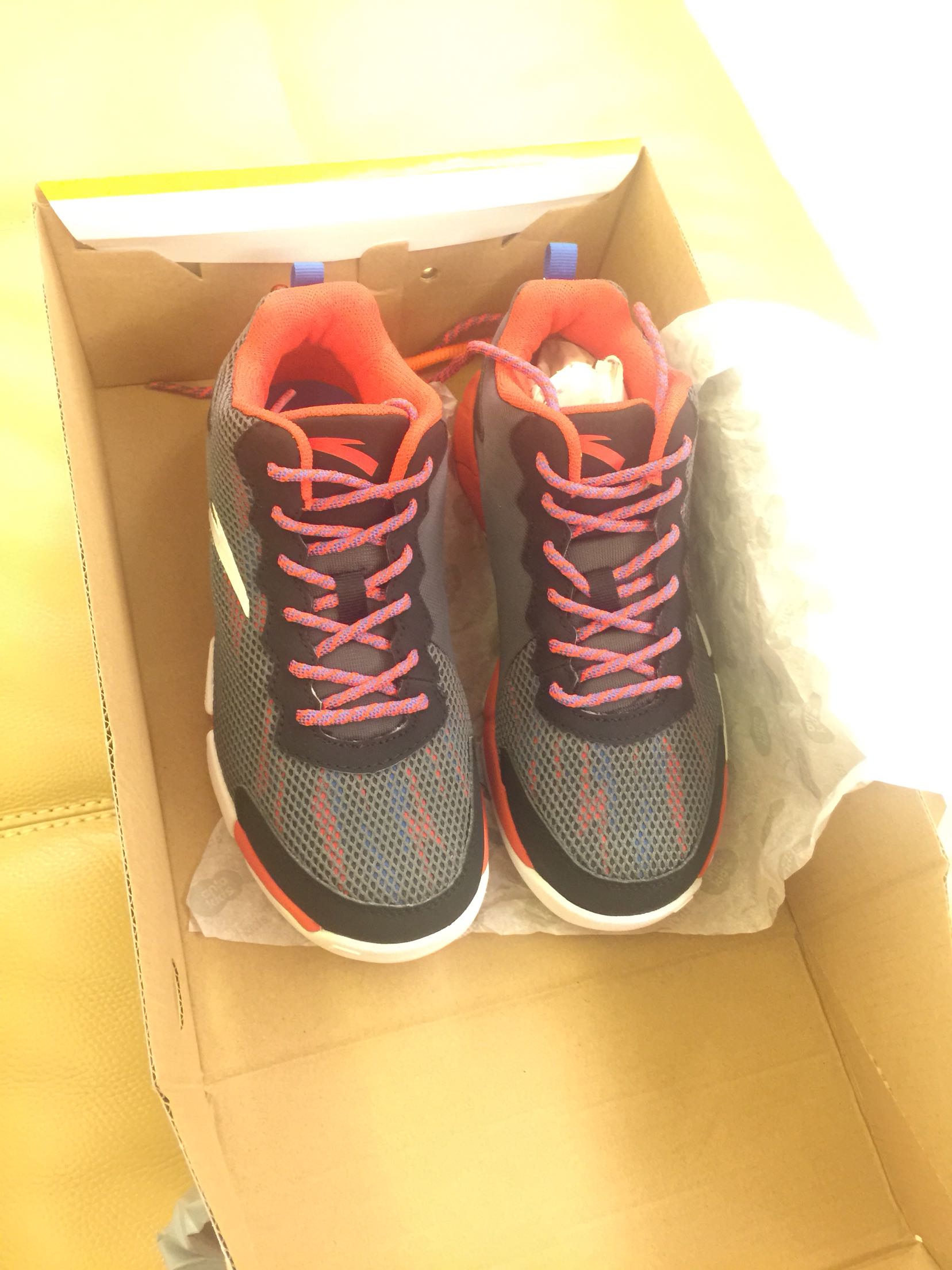 鞋子非常好,性价比高,孩子穿着打篮球很合适