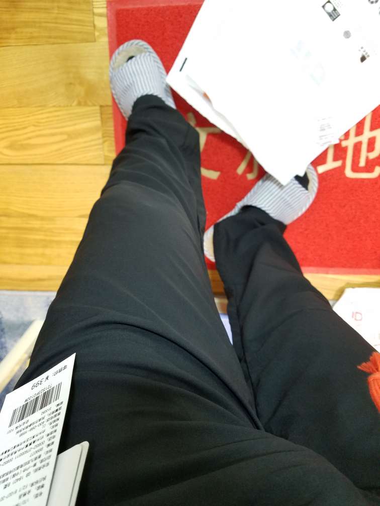 韵达快递送过来的,不是自营!!!挂羊头卖狗肉。尺码有点长,第三方换货太麻烦了。给个差评!
