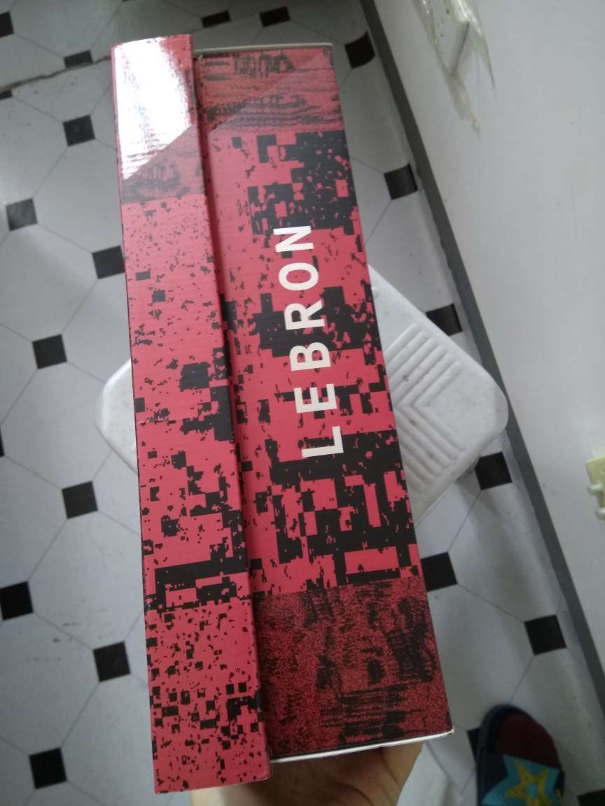 乘着服装大促销给队里人买的,用过都说好,透气,耐磨,适合夏天外场。不足之处是脚背那挤,还不能通过宵鞋带调节,脚背高的慎入,更适合脚比较扁的人士。