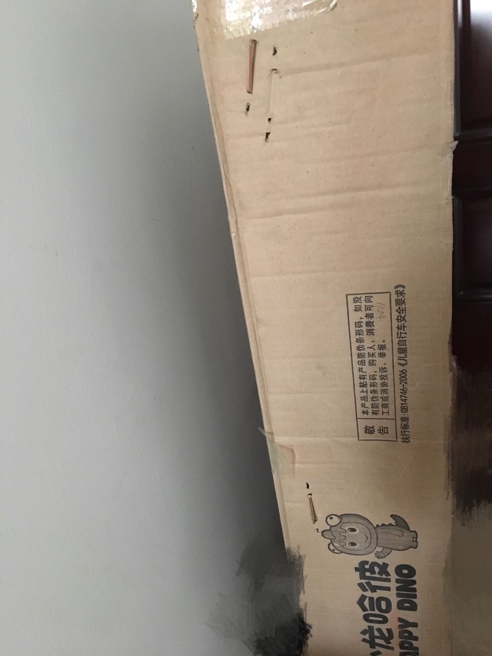 实在是太差劲了 直接把别人的退货就发过来了 包装很明显就是二次打包 上一个收件人的快递单也没撕干净 里面的车轱辘上那么脏 车篮上面也是污渍 一颗星给快递