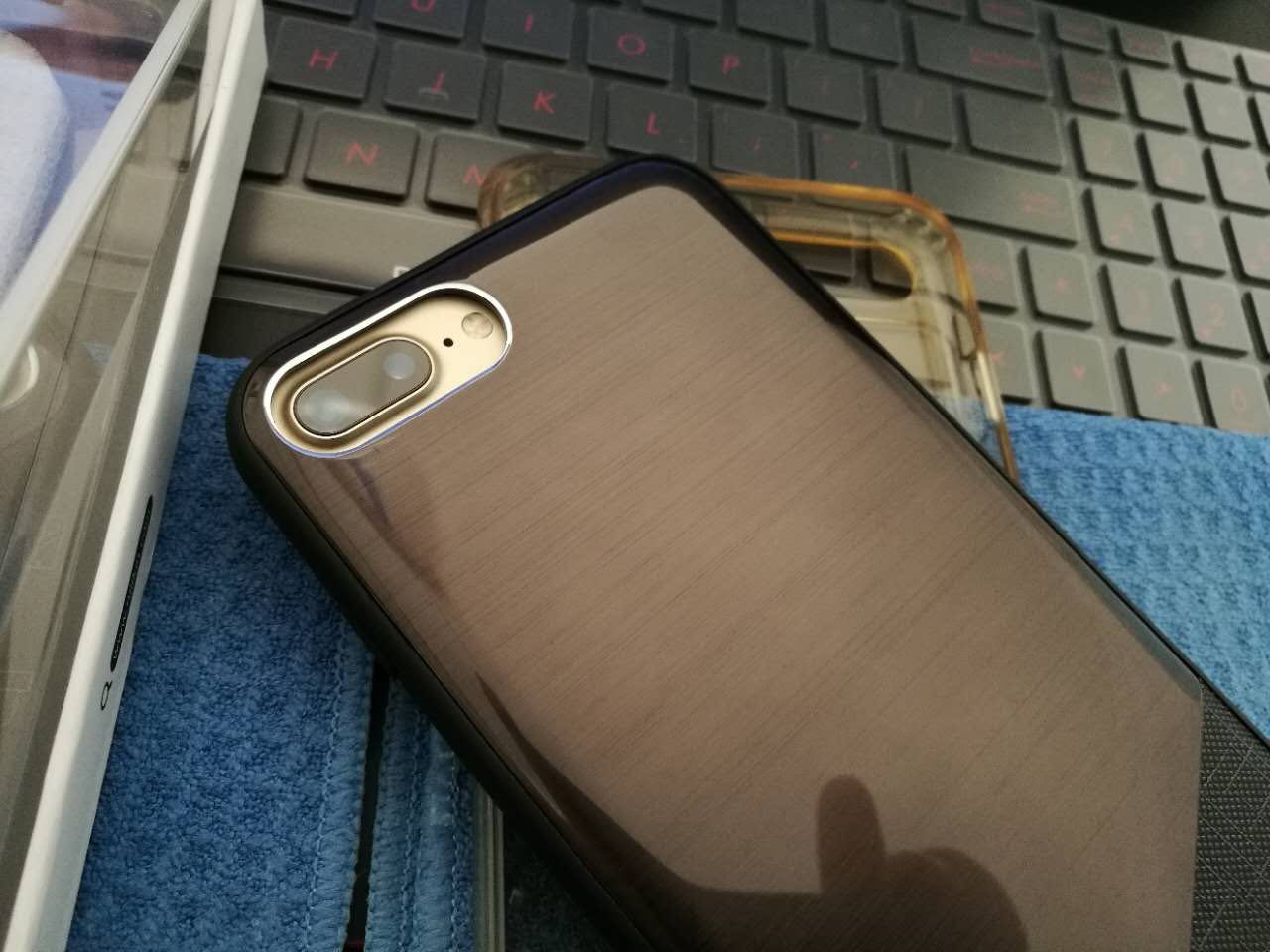 这款手机壳看外表做的挺高大上的,材料摸起来也可以,价格不贵,套在手机上明显逼格上了个档次。