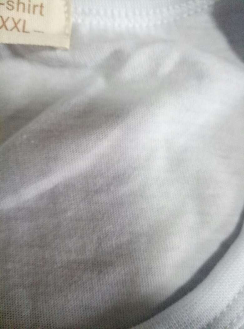 稍微有一点点浅蓝的白色,料子很薄,和同款比较可见衣服上定价有多虚,穿来倒是舒服也就当个汗衫睡衣了。