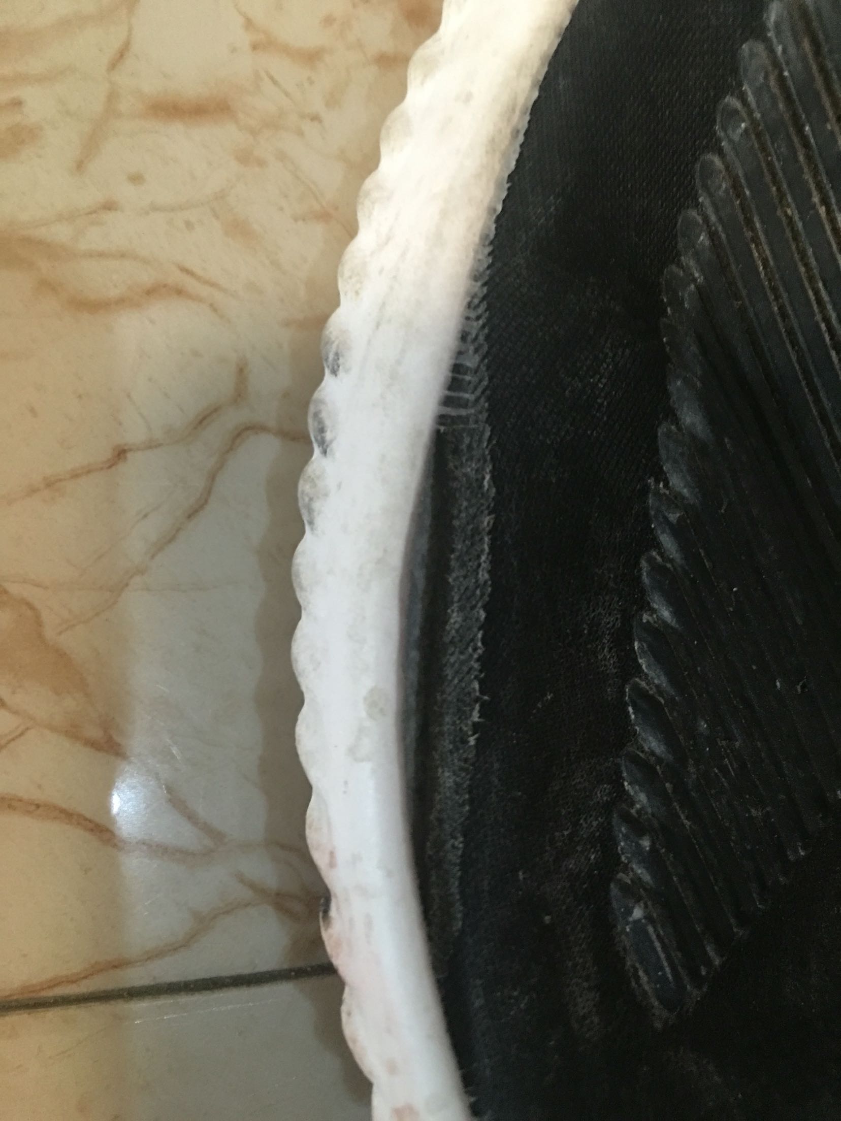买上穿了一天就开胶了。服了……