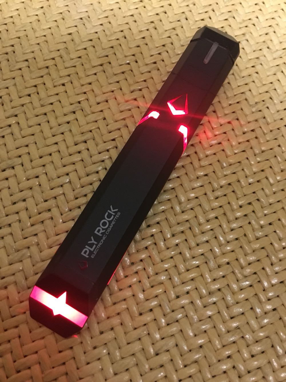 特意用了2天才来评价的,烟具实在是太炫酷了,就冲着它外表才入手的,说说用的感受吧,烟雾不大也不小,另外也不像评论说的漏油,还是要用对方法吧,最大的缺点就是吸久了就会发烫,要缓缓,总体来说还是比较满意的。