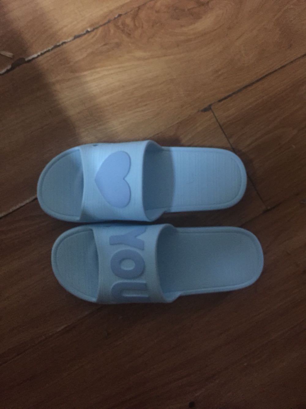 鞋特别轻,穿起来很软,防滑。对得起这个价格