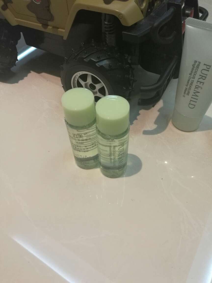 别人说用卷买到的试用装是四个一样的洗面奶,我还在担心呢,收到一看是两个水,两个洗面奶,很不错。我喜欢吃希望多搞这样的活动