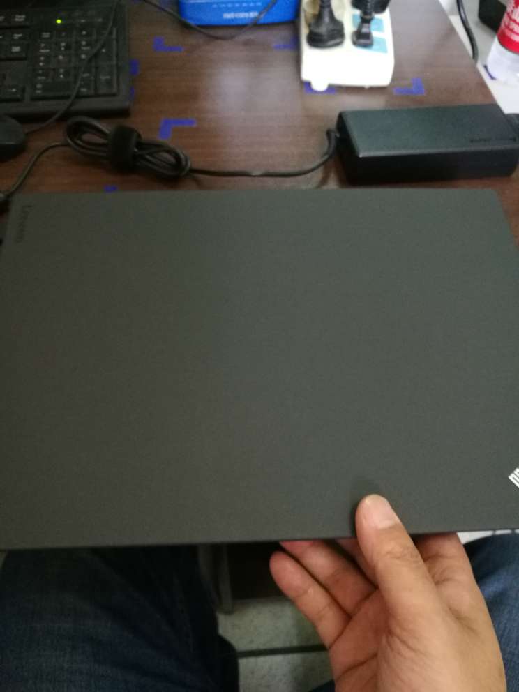 主要是看中ThinkPad T系列这个品牌,按性价比来说确实不高。双硬盘是吸引我的地方,说实话联想把ThinkPad的外观做的越来越丑,尤其是那个logo。性能上来说确实不错,配置也算主流,开机速度10秒以内。没中不足的就是机械硬盘是5400的,电源适配器太笨太大。