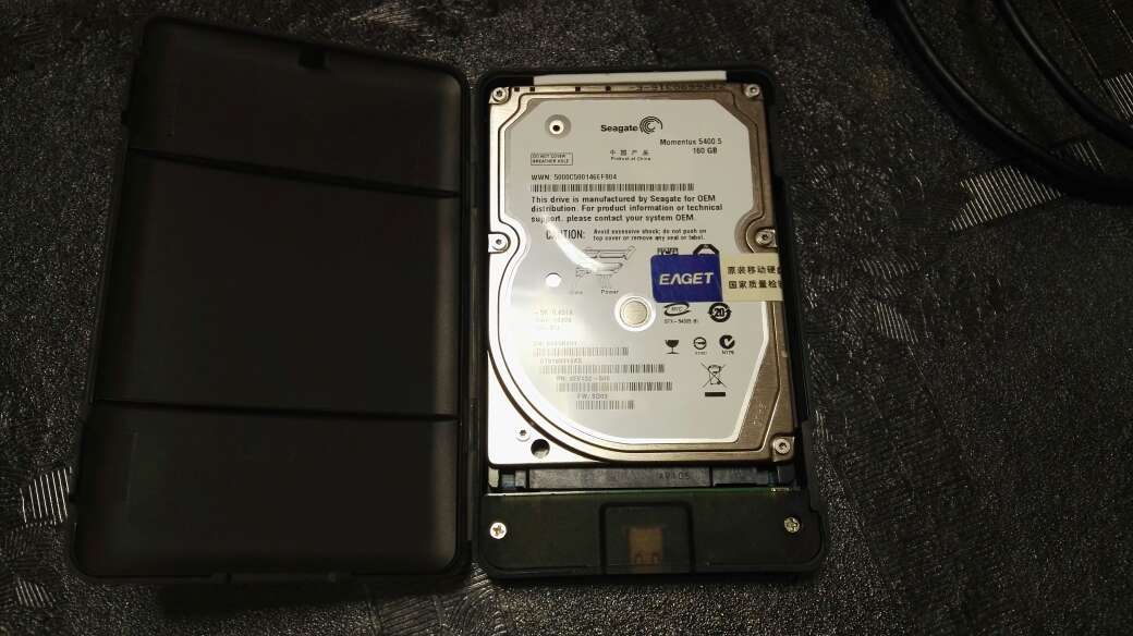 透明的,不过壳子是塑料的。还送了一根USB3.0的线,安装也很方便。