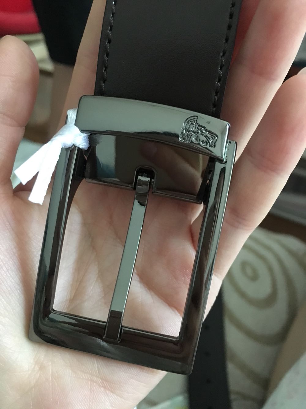 性价比还是挺高的。目测应该是正品,给老公买来上班佩戴的,能用一段时间了。快递哥风雨无阻,。信赖
