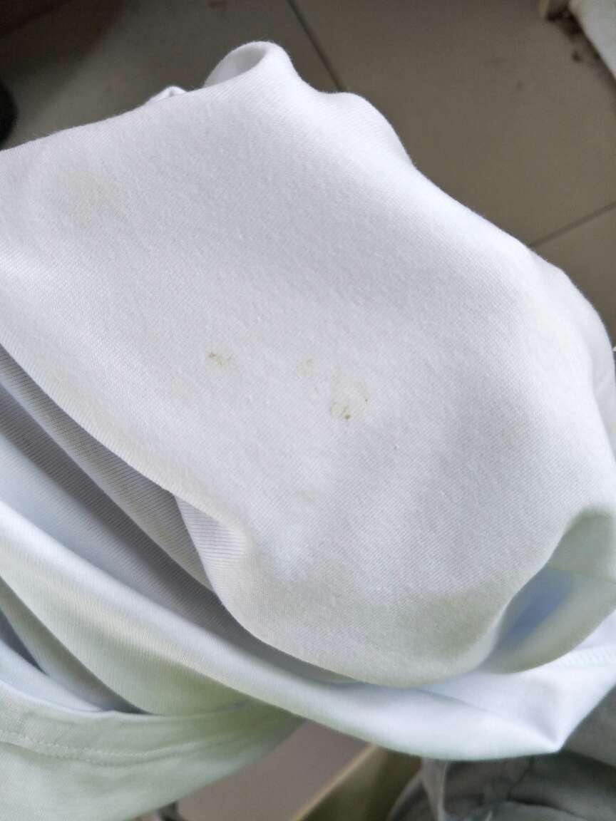 衣服质量好差,还有脏的地方!联系客服居然没人搭理!