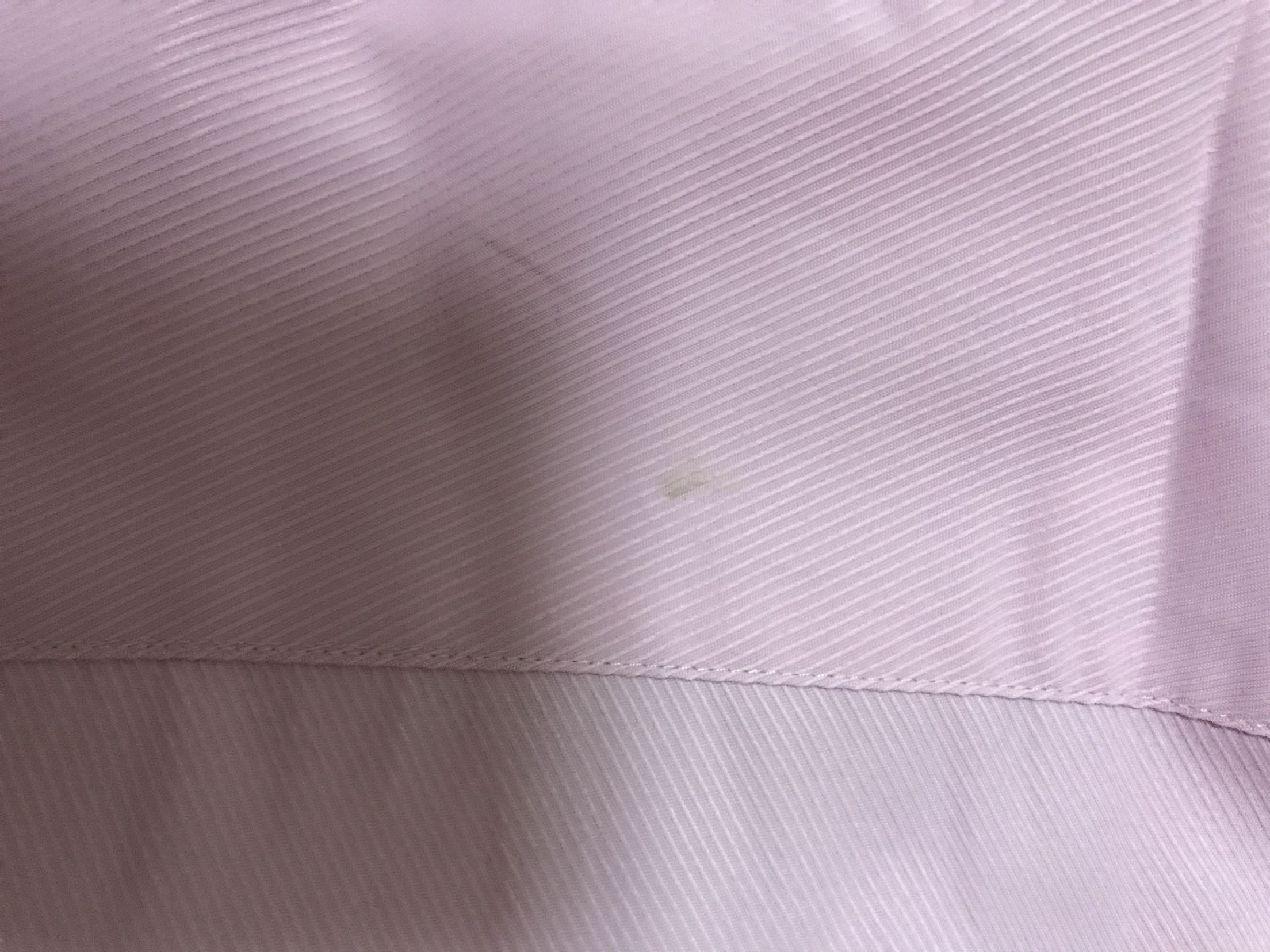 东西不错,习惯了,但是吊牌是放在袋子里面的,吊牌尺码与衣服尺码不一致还是第一次遇到,发来是还发现有点脏,也是无语了……具体看图片吧