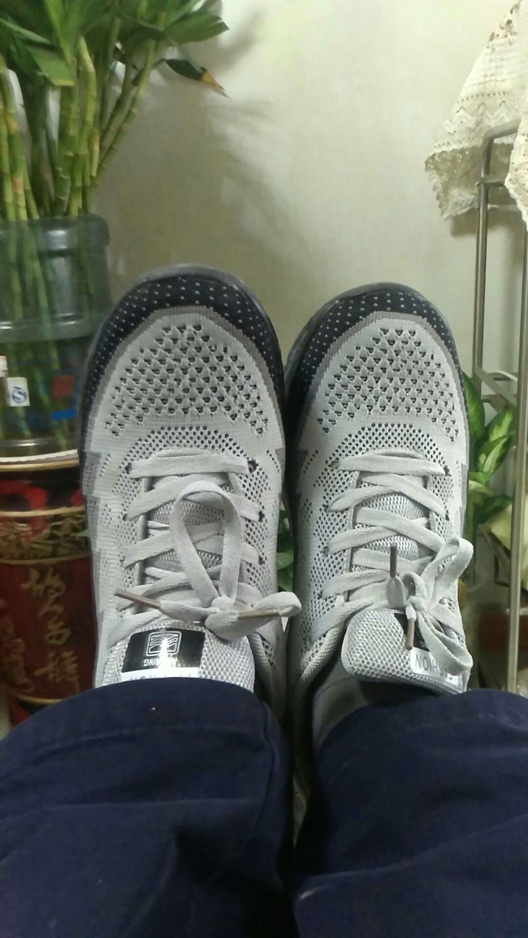 物流非常给力,鞋也不错穿着很舒服。