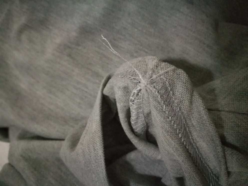 这衣服超级丑!而且面料有点刺刺的感觉,穿在身上不舒服。图片是衣服的线头,也不处理一下;这样的质感让人如何继续购买这个牌子的衣服?这个价位的衣服怎么做得这么差呢?