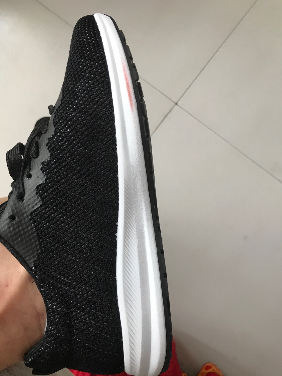 鞋子一般,穿着应该比较凉快,其它的也找不出什么优点,就值这个价,