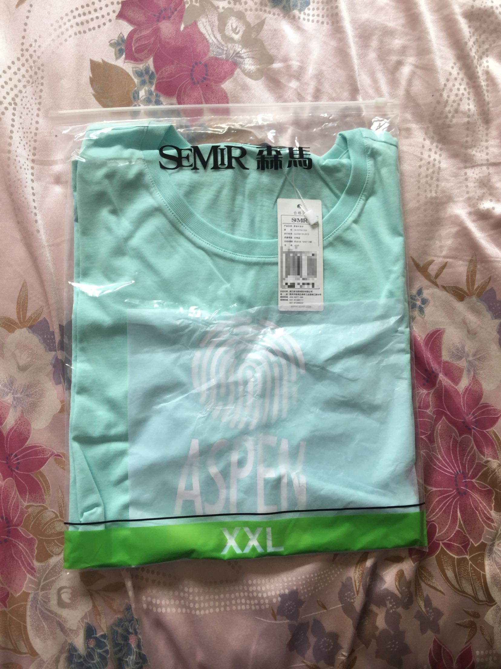 衣服质量很好。快递也没等多长时间就送到了。就是衣服我穿着有点大。