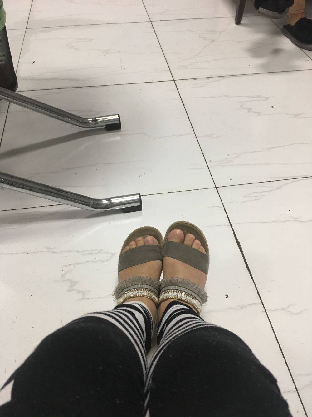 鞋子很舒服穿了好多天也没有不舒服的地方 质量很好??