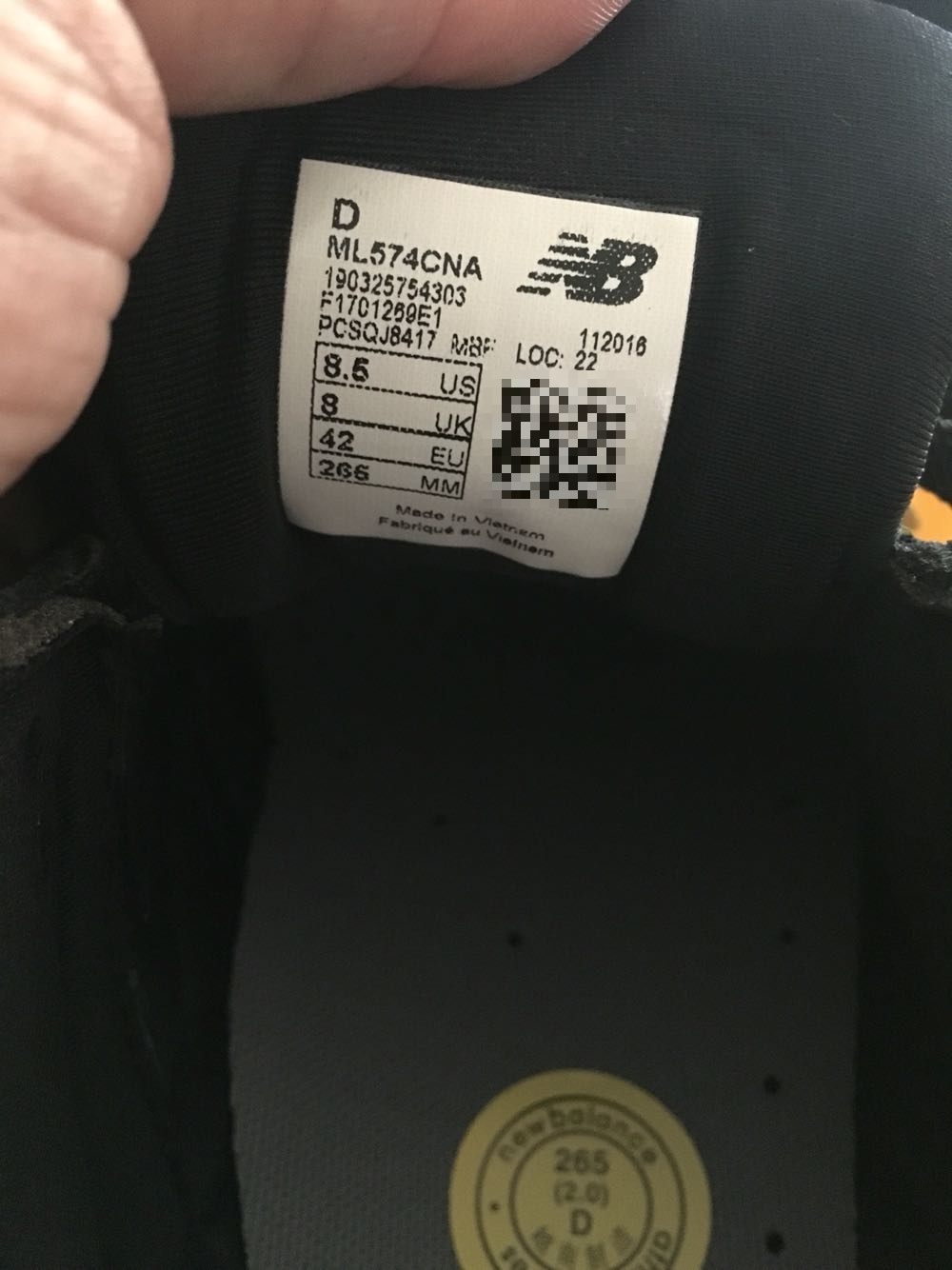 当天就到了,试了下,还行,就是有点紧,穿一阵子应该会松吧,整体不错,就是越南产的有点粗糙,胶水都出来了!穿阵再追评。