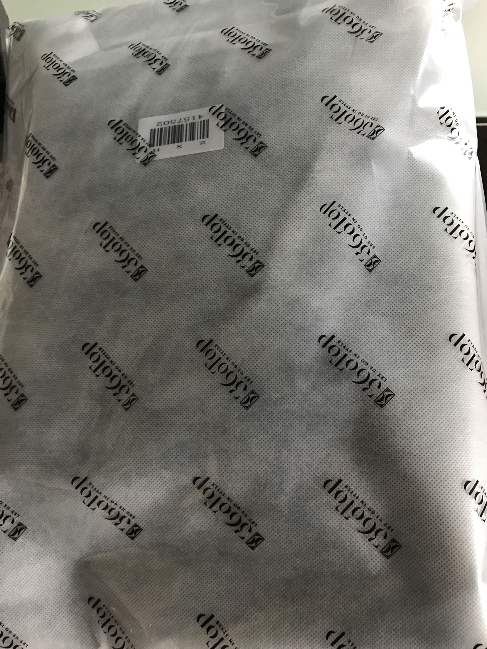 轻奢品牌,质量没的说,皮子很厚,款式也非常漂亮,尺寸很大,适合身材高大的男士!