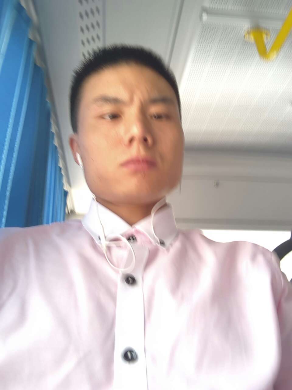 衣服很好!很合身,物流也快。到了就穿上啦!