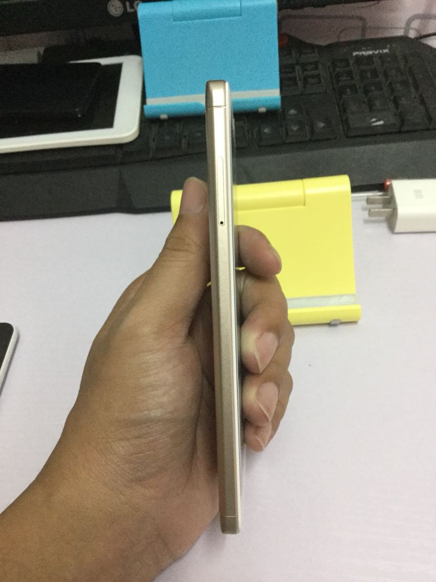 机子不理想,只是玩个几百兆的天天酷跑都会顿,而且比较平凡,常有跳不起来的情况,16g内存只剩9g,而且可用6g,我把自带软件都开完剩2g可用内存,不适合我,关键是玩游戏过程中顿和跳不起来很烦,内存2g我无所谓,我也没装什么软件,其他的都可以接受,不是很快但也不会很慢
