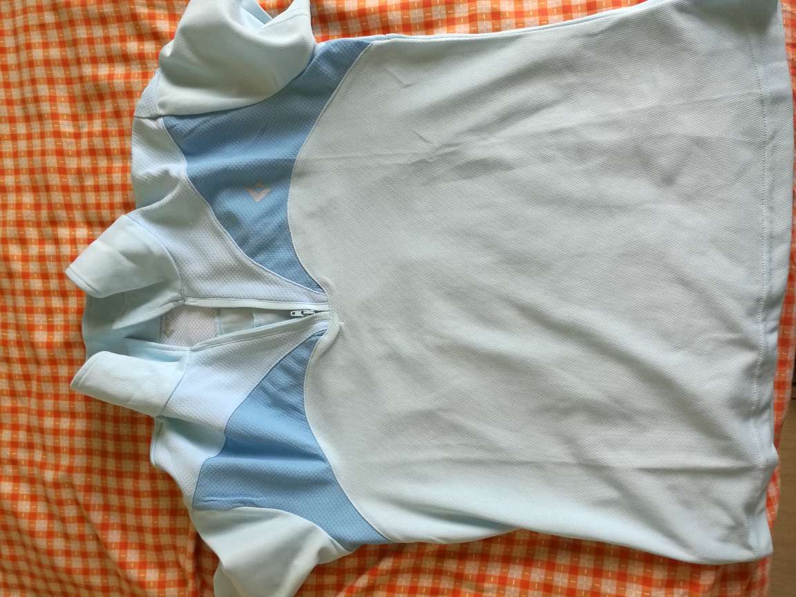 衣服有线头,如图。领子比较脏,估计是退换的商品。