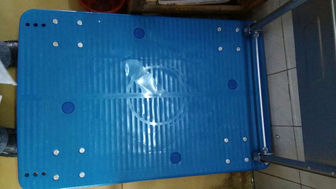 这车不错,比较实用省力坚固耐用,推起来不怎么要力气