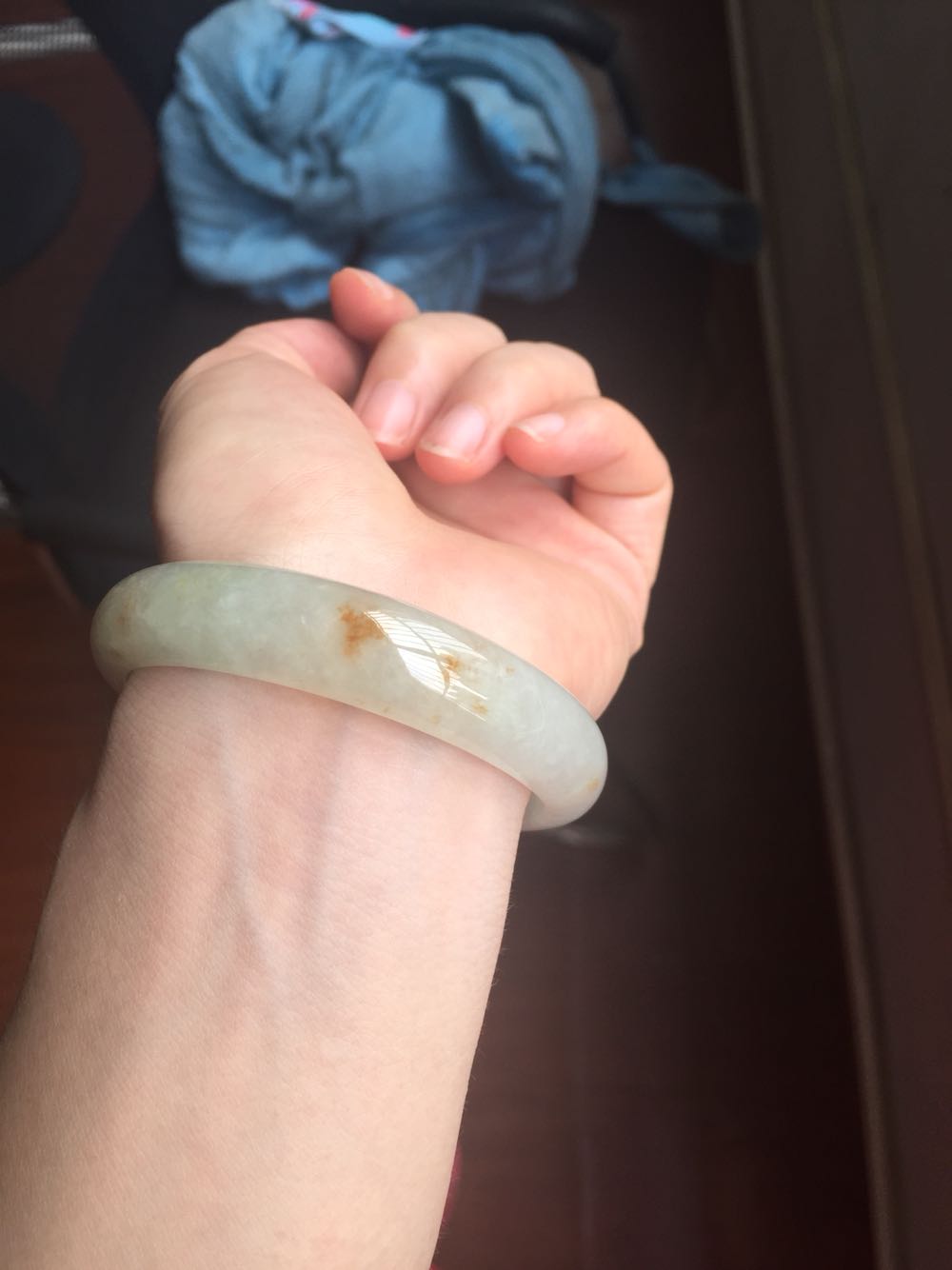 洒金手镯,果然很不错,看着就很喜欢,在阳光下更好看的。