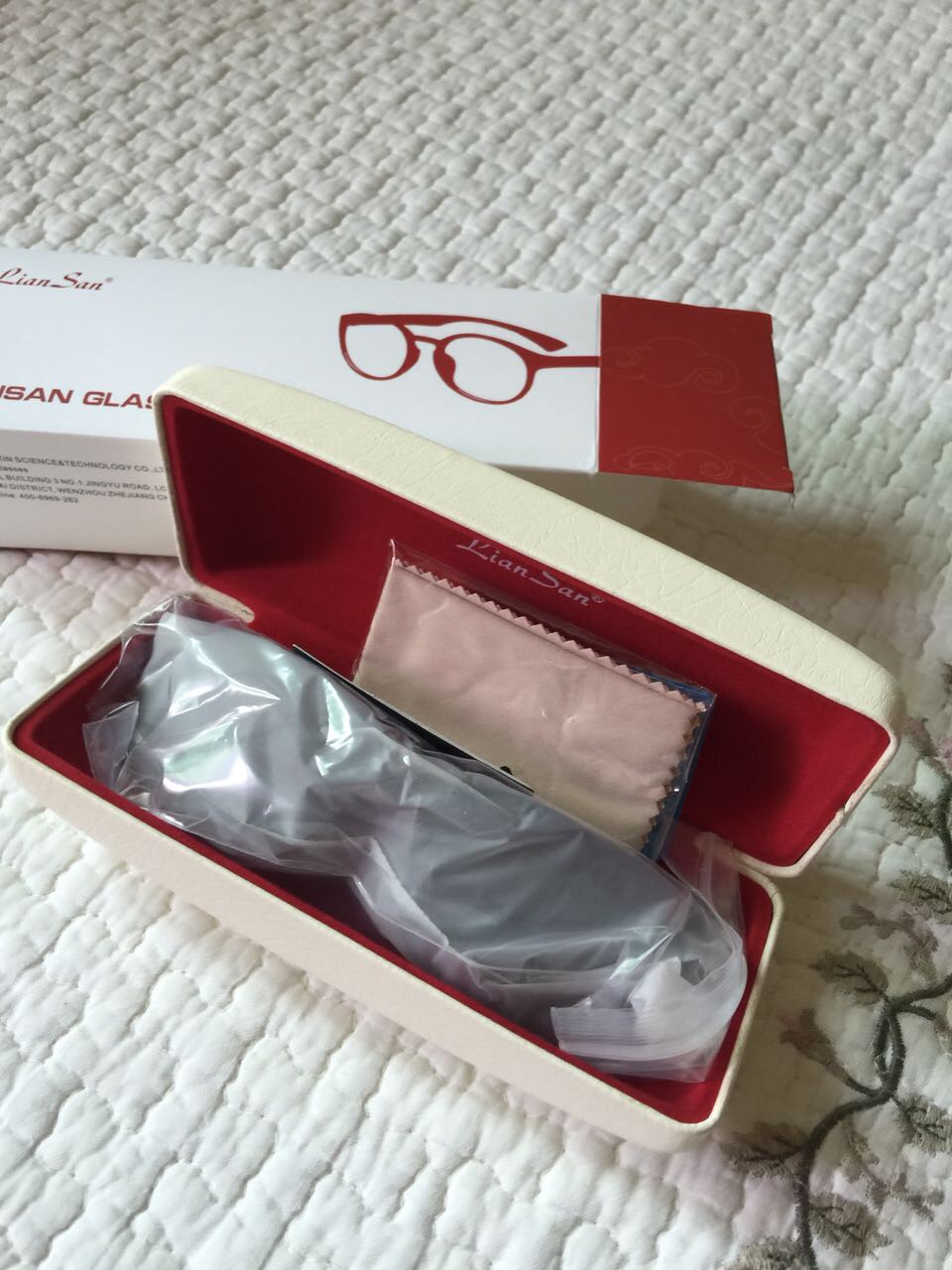 自营总是那么快!不到24小时就收到货了,眼镜不错,外观很漂亮,质量很好,包装精美,物超所值,很满意!快递小哥很热情,服务态度一流!