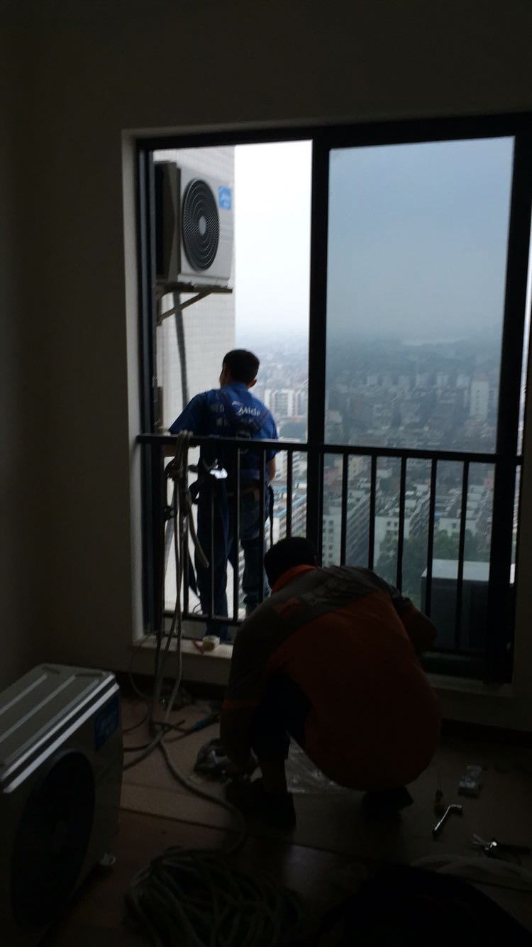 两个师傅一天帮我装6台分体!很好