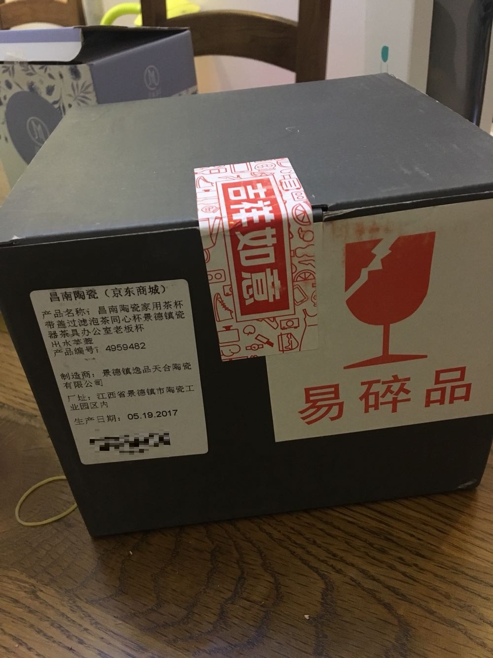 手感温润而细腻,杯体厚重而适度,外观典雅而大气,一看就喜欢上了它,深深的被吸引,喜欢上你了怎么办,总想拿起它喝水。