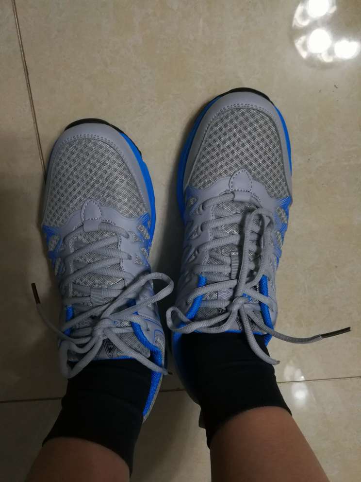 基本上还行,就是鞋边上有点脏
