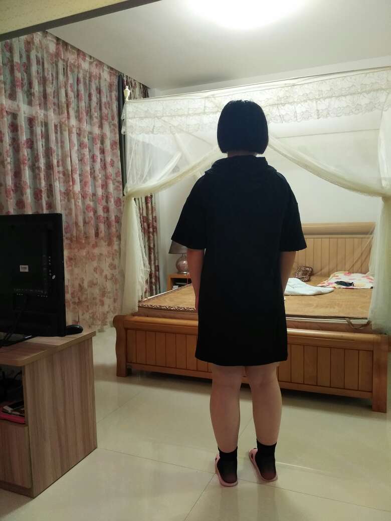 属于修身版的,穿起来感觉还不错。