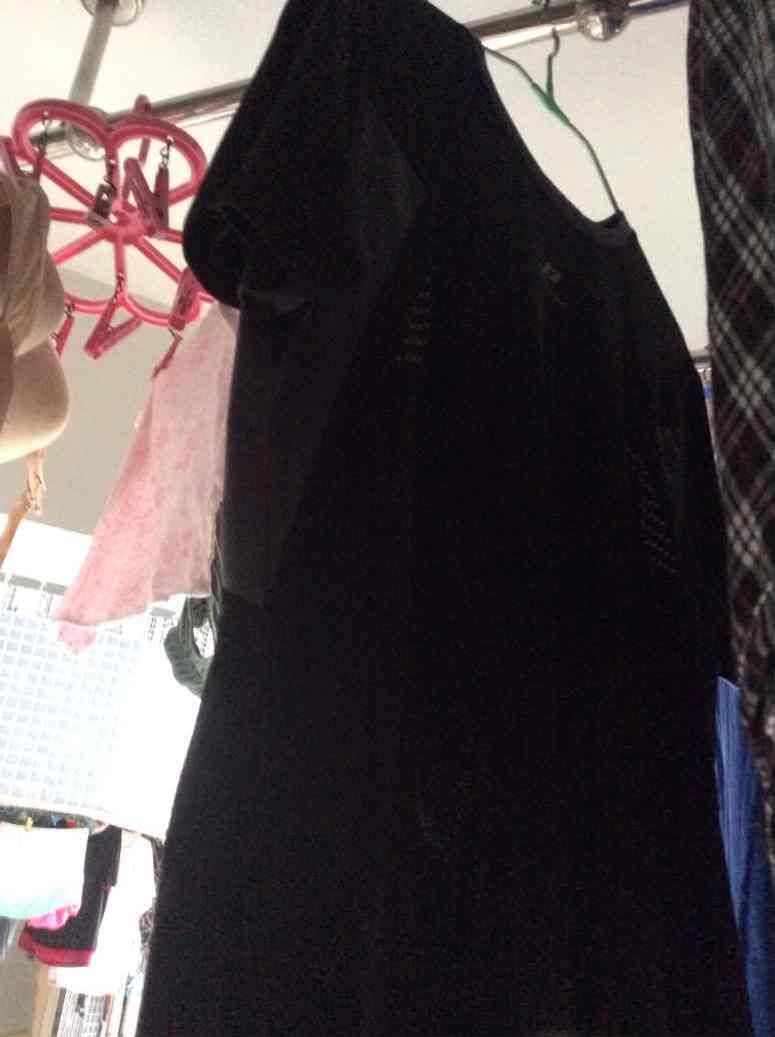 衣服质量不行,穿到身上发热不透风。衣服洗几次(手洗)粘烫上面的商标都掉了。跑步穿了一次,一出汗就粘身上不舒服。活动买了一堆衣服裤子