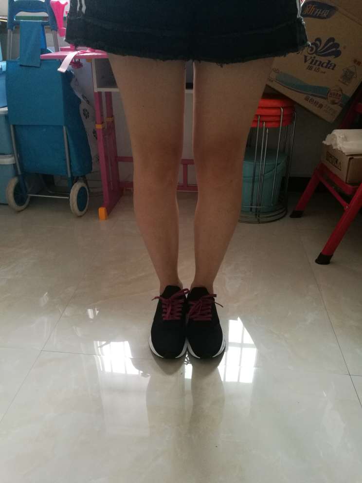 质量不错,很满意。鞋子穿着也舒服。超赞